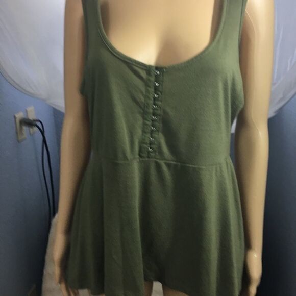 Almost Famous Top Size M lace back EUC - Picture 1 of 5